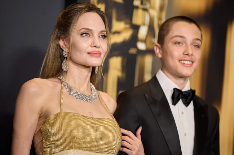 Angelina Jolie sul red carpet con il figlio Knox Segni particolari è identico al padre Brad Pitt 