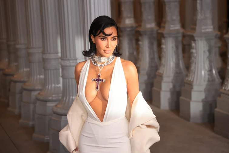 Kim Kardashian fra la seduzione anni 50 e il sogno di diventare avvocata Il web però la prende in giro