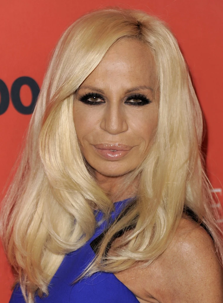 Lincredibile trasformazione di Donatella Versace le differenze ierioggi Come ha fatto