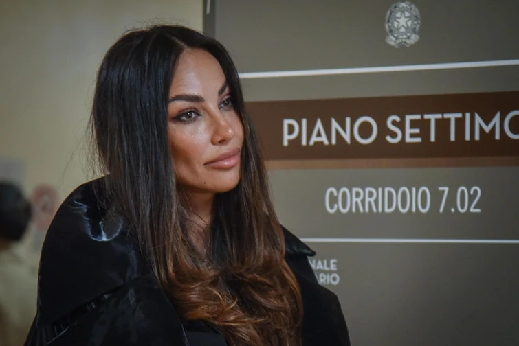 Devi morire Madalina Ghenea in tribunale a Milano faccia a faccia con la presunta persecutrice