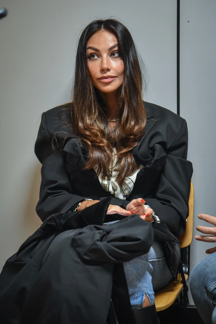 Devi morire Madalina Ghenea in tribunale a Milano faccia a faccia con la presunta persecutrice