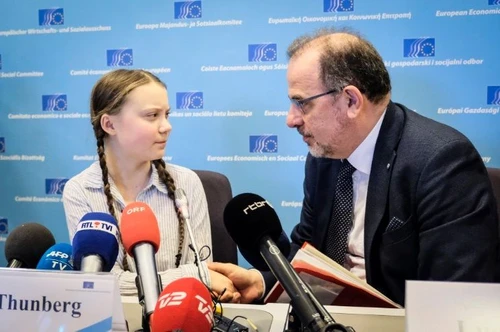 Greta Thunberg la giovane attivista svedese lancia lallarme sul clima anche da Bruxelles