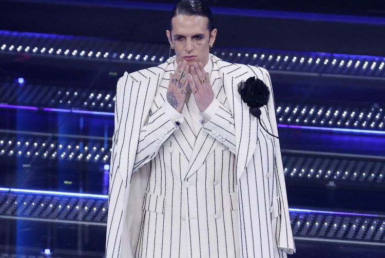 Le pagelle dei look dei cantanti della seconda serata lo spacco inguinale di Serena Brancale