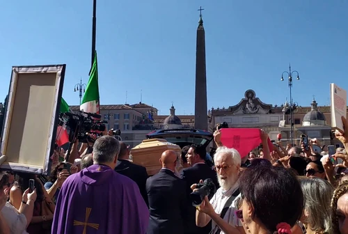 Ai funerali di Michela Murgia la folla canta Bella ciao