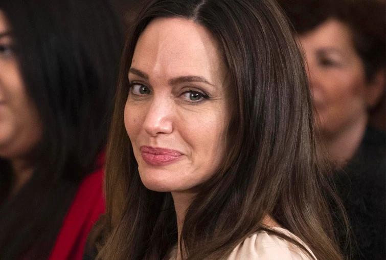 Angelina Jolie colpo di scena la proposta indecente che fa a Brad Pitt sul divorzio