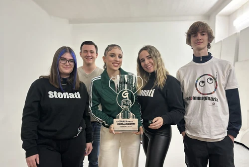 Angelina Mango ritira il premio della Giuria degli Adolescenti