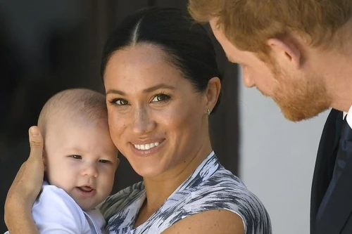 Meghan e Harry in Sudafrica con il premio Nobel ma il piccolo Archie ruba la scena a tutti