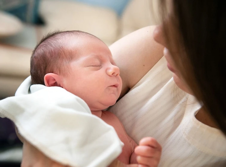 Il doppio cognome o quello della mamma o del papà? I primi dati Istat sulle scelte dei genitori italiani con la nuova legge