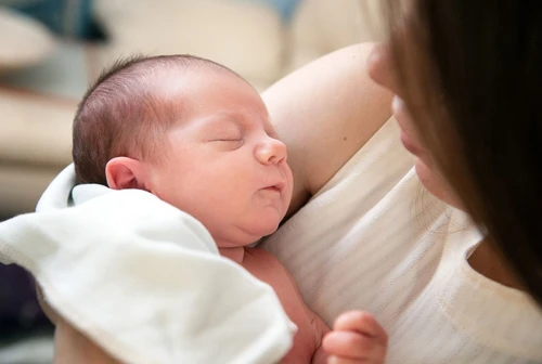 Il doppio cognome o quello della mamma o del papà I primi dati Istat sulle scelte dei genitori italiani con la nuova legge