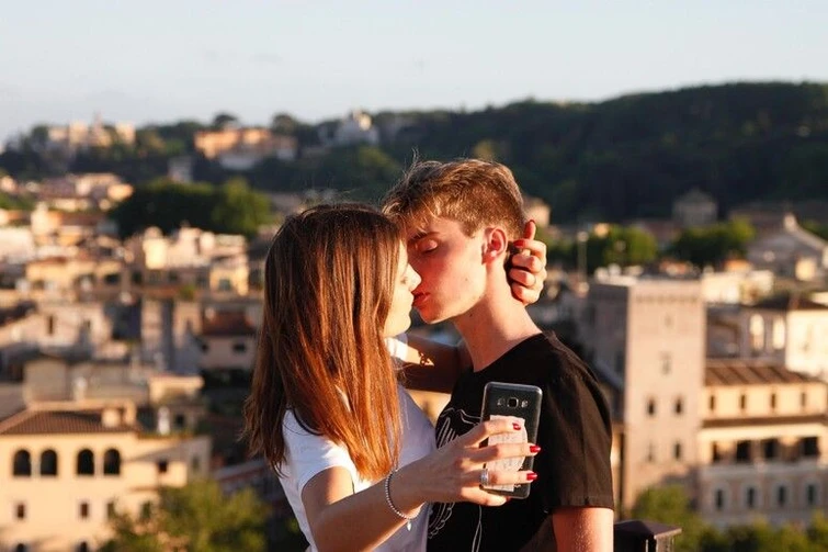 Baciarsi fa vivere fino a cinque anni in più Il bacio è lantiage perfetto gli otto benefici effetti che non ti aspetti