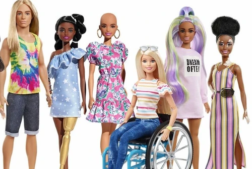 Senza capelli con vitiligine e la protesi arrivano le nuove Barbie inclusive