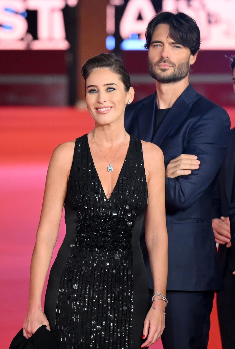 Maria Elena Boschi bella come unattrice alla Festa del cinema baci appassionati al suo Giulio Berruti