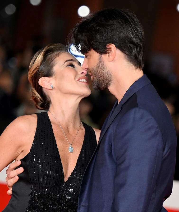 Maria Elena Boschi bella come unattrice alla Festa del cinema baci appassionati al suo Giulio Berruti