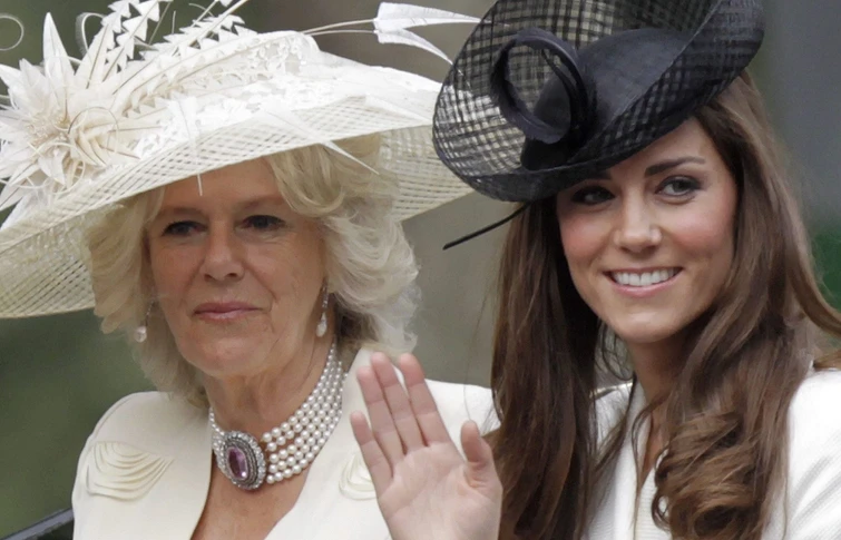 Kate Middleton e Camilla ai ferri corti: la regina non vuole mollare la corona. L'aiuto negato