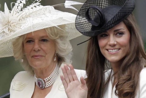 Kate Middleton e Camilla ai ferri corti la regina non vuole mollare la corona Laiuto negato