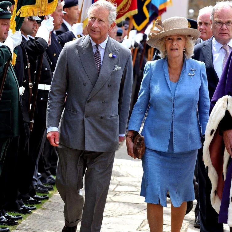 Le mutande di seta di Carlo e i portasigarette di Camilla smascherata la finta frugalità e parsimonia dei Windsor