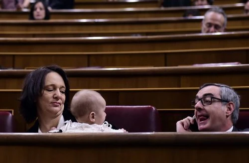 In Spagna deputata Podemos in Aula col bebè di 5 mesi ma scoppia la polemica