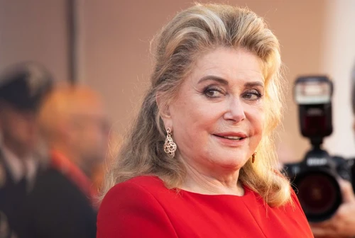 Catherine Deneuve la leggenda del cinema francese compie 80 anni