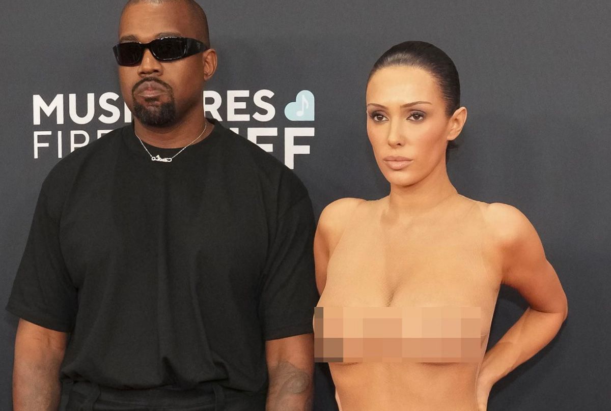 Bianca Censori praticamente nuda ai Grammy Awards. Lei e Kanye West cacciati via? La smentita