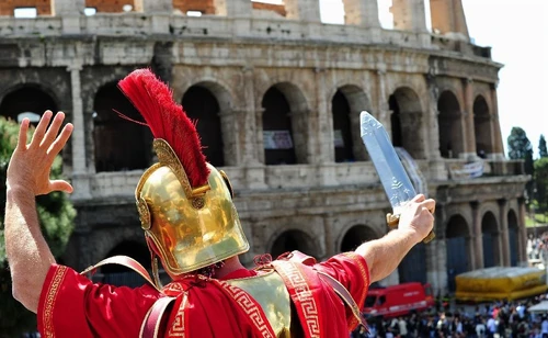 Gli squallidi centurioni che palpeggiano le turiste sono una pessima pubblicità per Roma