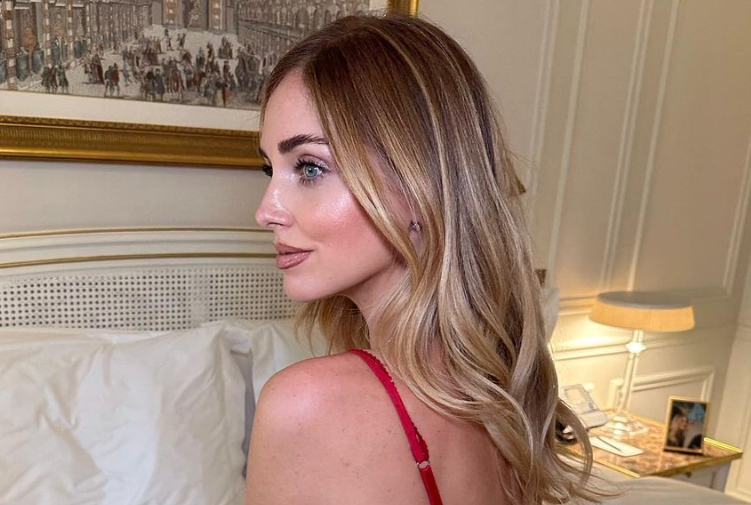 Chiara Ferragni sfida gli haters in intimo trasparente: quanto costa il  reggiseno griffato