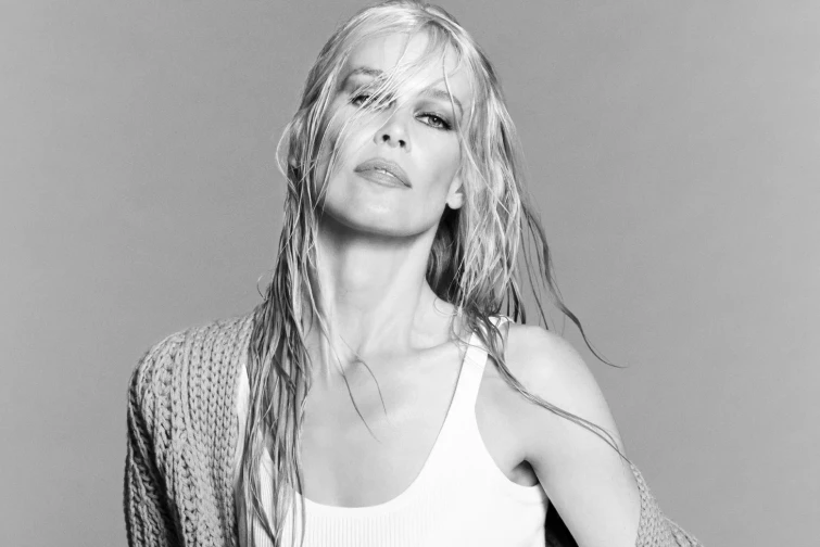 Aveva detto addio alla moda Claudia Schiffer a 54 anni torna a posare ed è una meraviglia