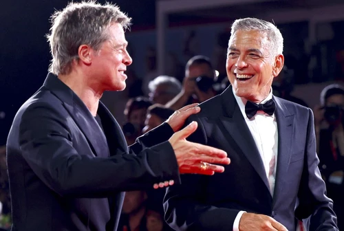 Clooney e Pitt scatenati lo show fuori programma E atterrano sui fotografi Il video 