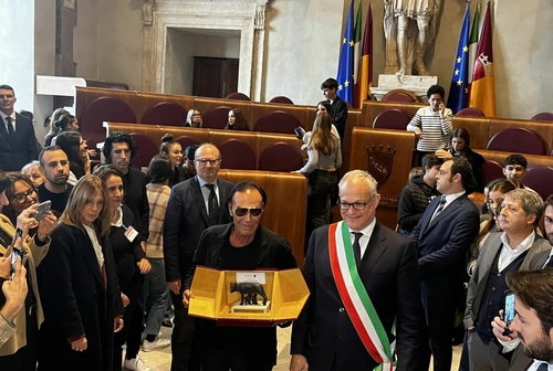 Consegnata la Lupa Capitolina a Venditti Dedico il premio a Roma