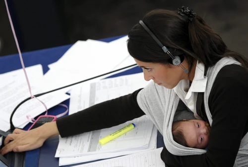 Finalmente le deputate potranno allattare nellAula della Camera La reazione di Licia Ronzulli