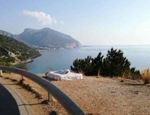 Un materasso matrimoniale in strada per ammirare la costa Ennesimo sfregio alle bellezze naturali in Sardegna