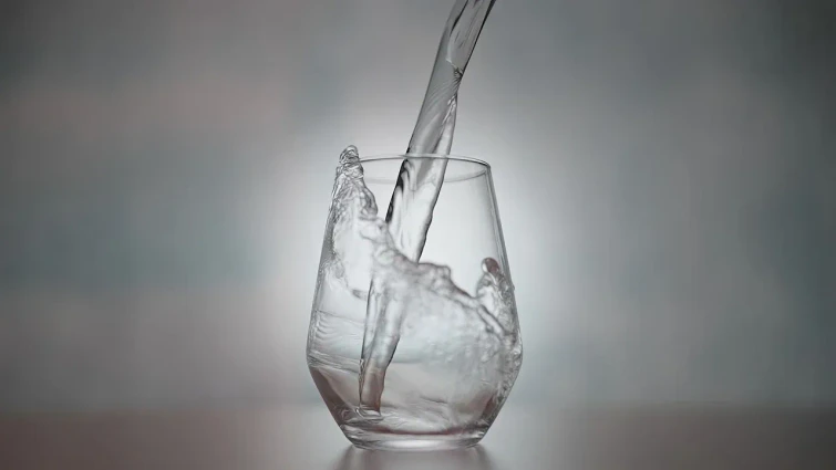 Quanta acqua dovremmo bere in estate per evitare di sentirci male? Il calcolo in base al peso