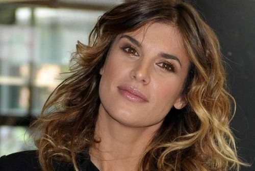 Elisabetta Canalis nella bufera Perché lei è stata già vaccinata Corsia preferenziale