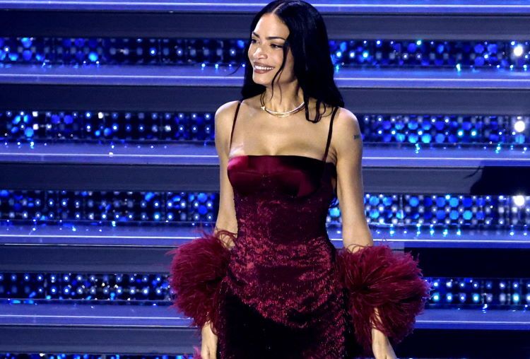 Le pagelle dei look dei cantanti della seconda serata: Elodie stupisce ancora