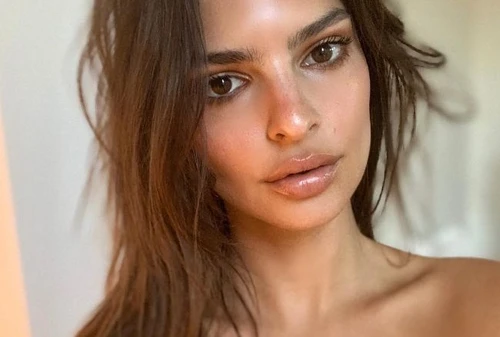 Emily Ratajkowski e la clip in bikini che manda in delirio i fan