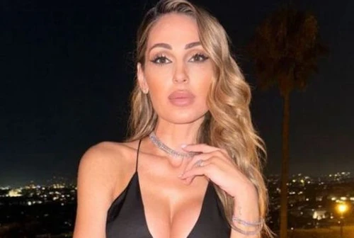 Brutta avventura per Anna Tatangelo ecco perché è scappata dal palco Stasera non ci siamo fatti mancare nulla