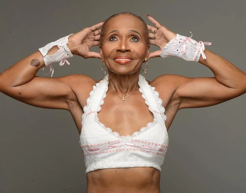 I muscoli dacciaio di Ernestine Shepherd la body builder più anziana del mondo