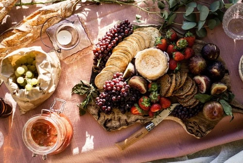 Lesperta italiana dellarte del ricevere ci spiega come organizzare un picnic nel salone di casa