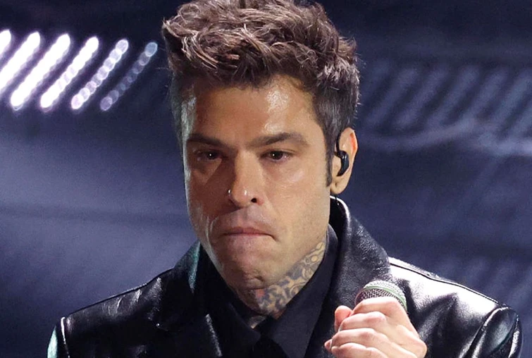 Fedez è tornato. &quot;Bella stronza&quot; è una bomba emotiva: i versi eliminati e la nuova invettiva