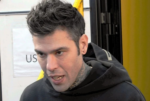 Fedez insulta un hater ma sbaglia persona