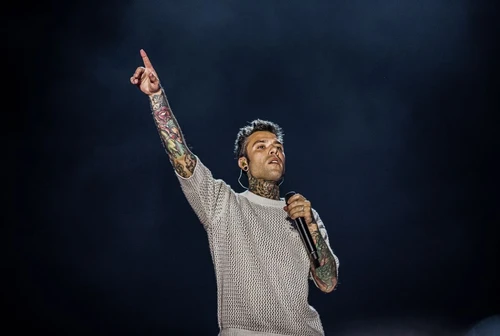 Fedez lascia lospedale Fatebenefratelli di Milano