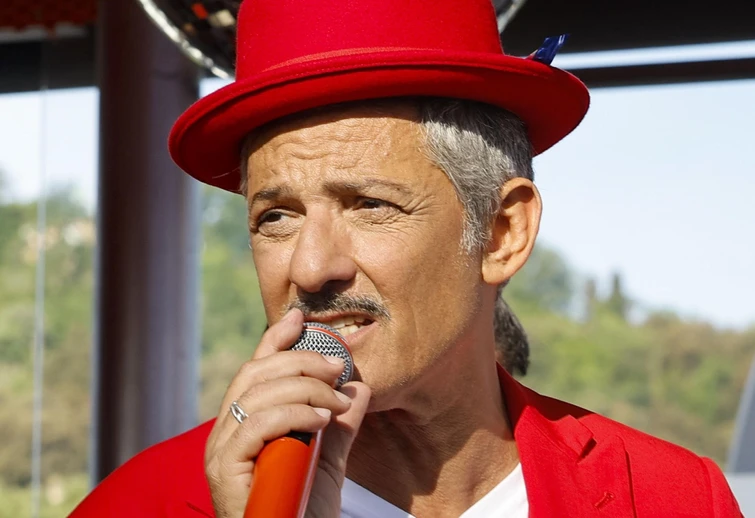 La figlia di Fiorello allaltare coi suoi due papà lemozione dello showman che canta per lei