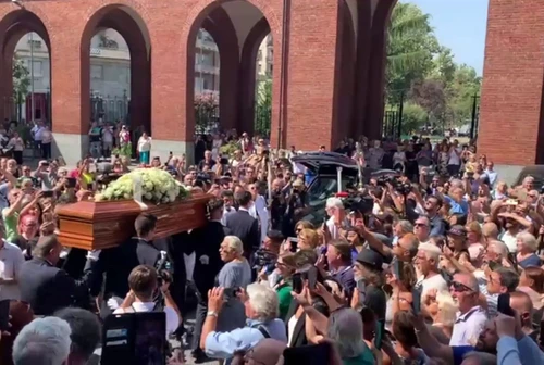 Funerali di Toto Cutugno a Milano fan cantano Litaliano