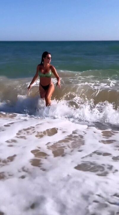 Georgina Rodriguez trascinata dalle onde il video dellincidente marino diventa virale