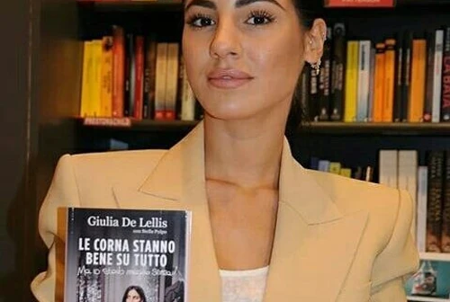 Fenomeno Giulia De Lellis non legge ma firma un libro in cima alla top ten Chi lo ha scritto