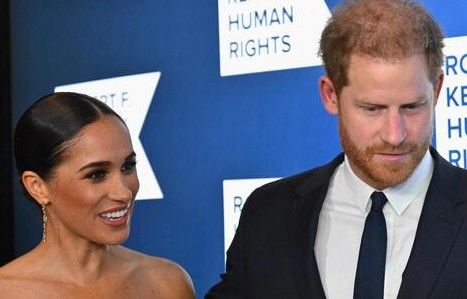 Anche Archie e Lilibet nella foto natalizia di Harry e Meghan non mostravano i figli da anni