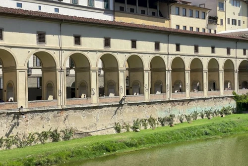 Imbrattate le colonne del Corridoio Vasariano a Firenze