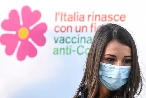 La prima infermiera vaccinata in Italia sommersa da minacce e insulti la sua reazione