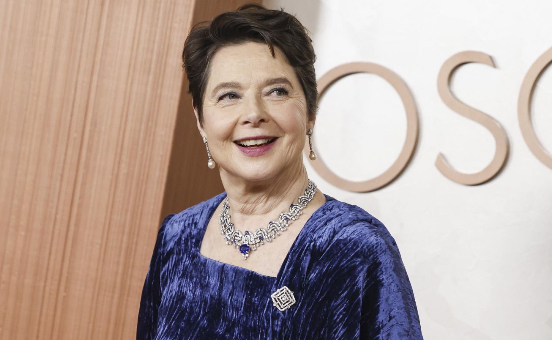 I gioielli di mamma Ingrid Bergman e il Velluto blu di David Lynch: Isabella Rossellini non vince l’Oscar ma sul red carpet strega tutti