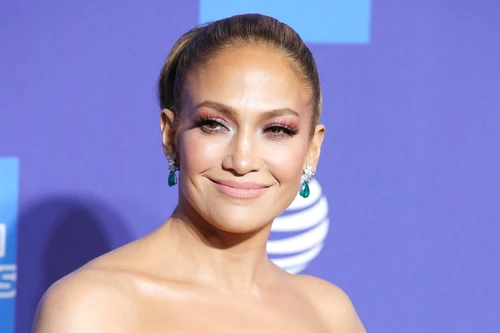 Jennifer Lopez bellissima ai Golden Globe svela il suo segreto di bellezza con un tweet