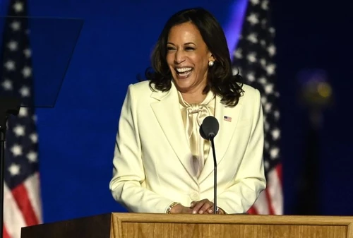 Il potente messaggio che cela il vestito bianco scelto da Kamala Harris per il suo primo discorso da vicepresidente